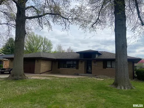 906 Mesa Verde Ct, Taylorville, IL 62568