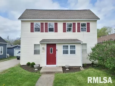 929 N 5th St, Riverton, IL 62561