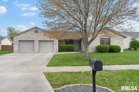 1206 Woodhaven Ct, Chatham, IL 62629