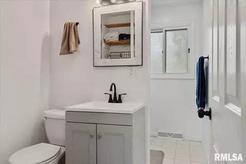 Bath - 50 Nottingham Rd, Springfield, IL 62704 photo 2 of 4