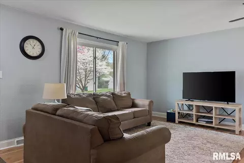 Living - 50 Nottingham Rd, Springfield, IL 62704 photo 3 of 4
