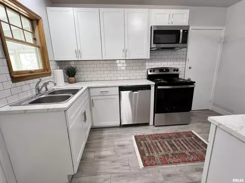 Kitchen - 204 E Black Ave, Springfield, IL 62702 photo 2 of 3