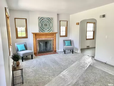 Living - 204 E Black Ave, Springfield, IL 62702 photo 1 of 4