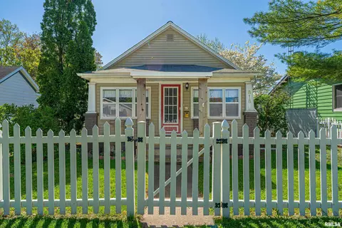 818 N Logan St, Lincoln, IL 62656