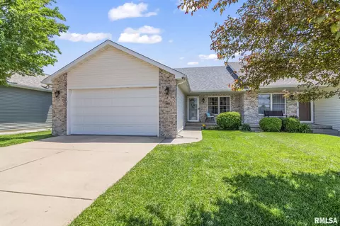 624 Garvey Ln, Chatham, IL 62629