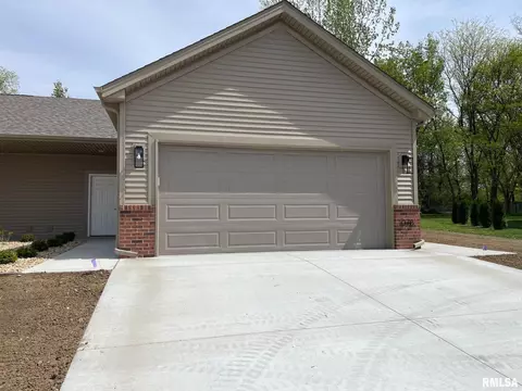 1078 Ravina Dr, Chatham, IL 62629