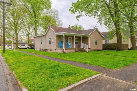 702 Lincoln Ave, Lincoln, IL 62656