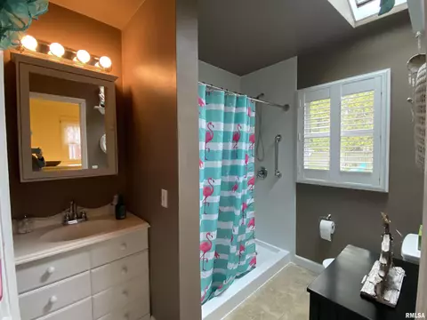 Bath - 216 W Elliott St, Springfield, IL 62702 photo 1 of 2