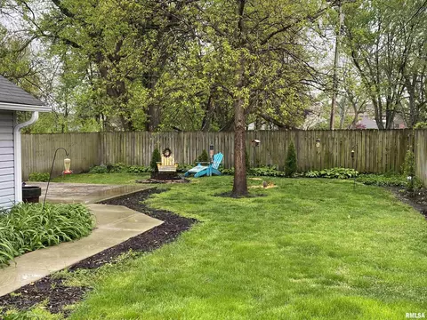 Exterior - 216 W Elliott St, Springfield, IL 62702 photo 5 of 12