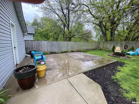 Exterior - 216 W Elliott St, Springfield, IL 62702 photo 9 of 12