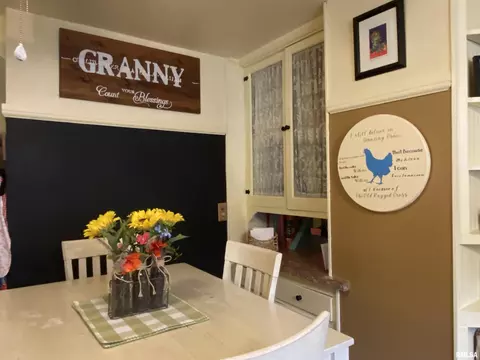 Dining - 216 W Elliott St, Springfield, IL 62702 photo 3 of 5