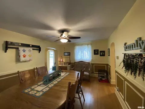 Dining - 216 W Elliott St, Springfield, IL 62702 photo 1 of 5