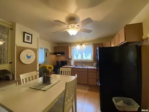 Dining - 216 W Elliott St, Springfield, IL 62702 photo 5 of 5