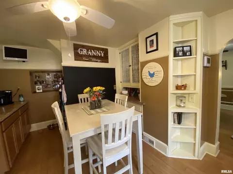 Dining - 216 W Elliott St, Springfield, IL 62702 photo 2 of 5