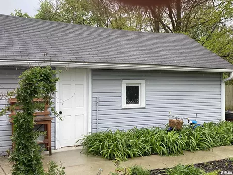 Exterior - 216 W Elliott St, Springfield, IL 62702 photo 6 of 12