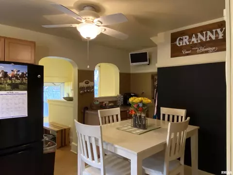 Dining - 216 W Elliott St, Springfield, IL 62702 photo 4 of 5