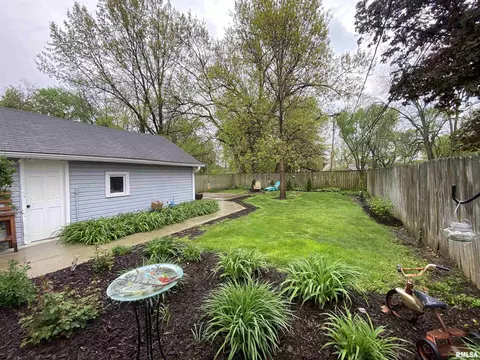 Exterior - 216 W Elliott St, Springfield, IL 62702 photo 10 of 12