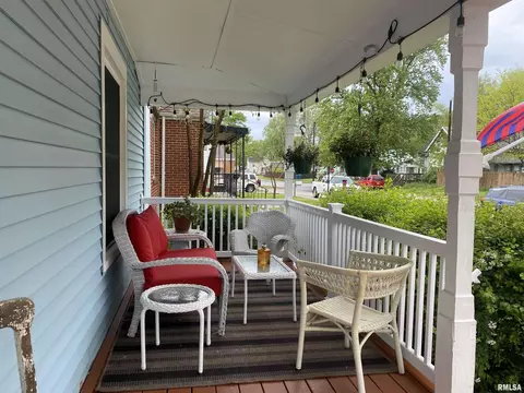 Exterior - 216 W Elliott St, Springfield, IL 62702 photo 2 of 12