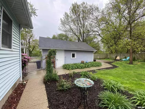 Exterior - 216 W Elliott St, Springfield, IL 62702 photo 7 of 12
