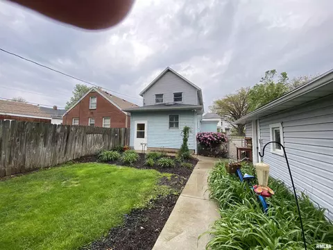Exterior - 216 W Elliott St, Springfield, IL 62702 photo 8 of 12
