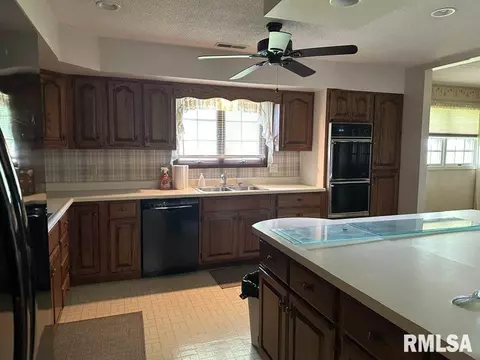 412 Hickman Rd, Camp Point, IL 62320 photo 2