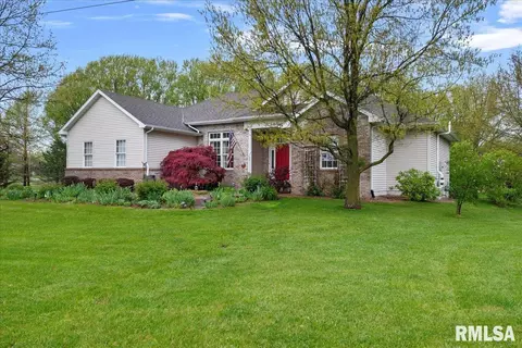 24466 Burr Oaks Ln, Athens, IL 62613