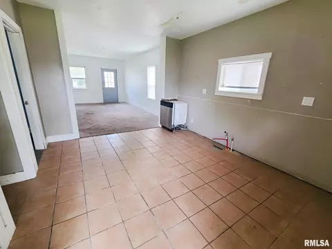 318 N Monroe St, Macomb, IL 61455 photo 4