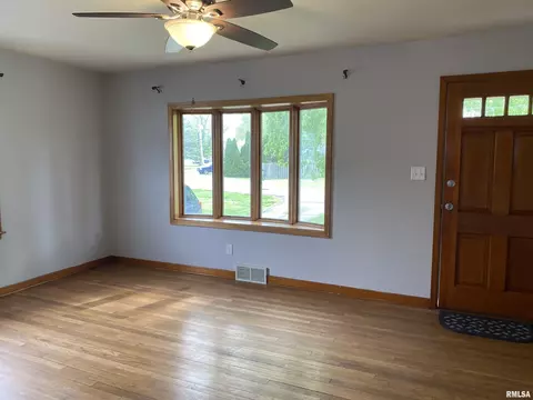 5 Evergreen Ct, Springfield, IL 62704 photo 2