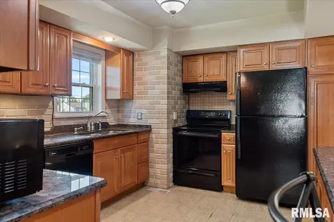 Kitchen - 3501 W Iles Ave, Springfield, IL 62711 photo 1 of 4
