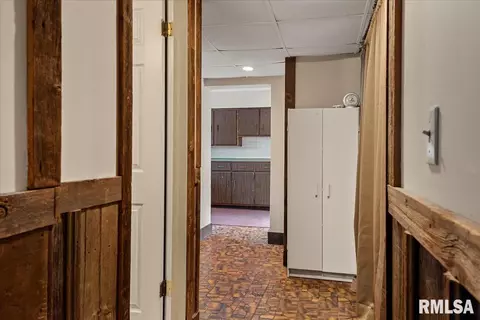 Entry Way - 3501 W Iles Ave, Springfield, IL 62711 photo 3 of 4