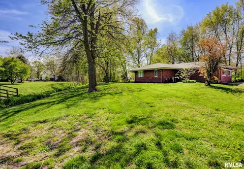 208 W North St, Morrisonville, IL 62546