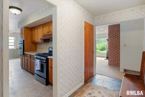 2441 Parkview Dr, Springfield, IL 62704 photo 2
