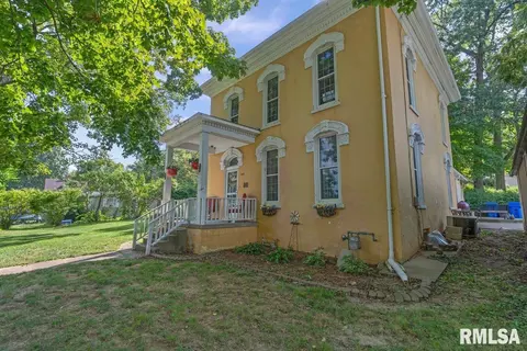 419 N 8th St, Petersburg, IL 62675