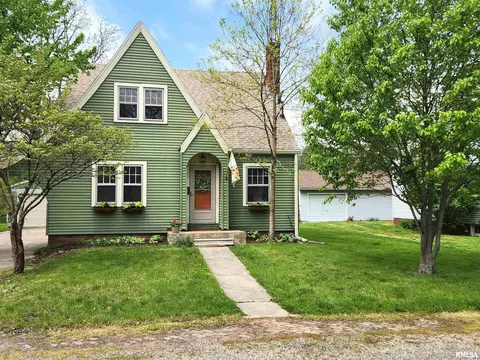 419 N 10th St, Petersburg, IL 62675