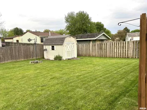 Exterior - 2613 Stratford Dr, Springfield, IL 62704 photo 7 of 9