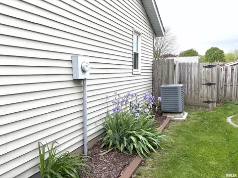 Exterior - 2613 Stratford Dr, Springfield, IL 62704 photo 4 of 9