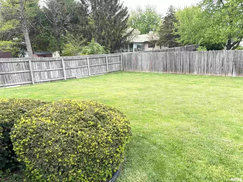 Exterior - 2613 Stratford Dr, Springfield, IL 62704 photo 8 of 9
