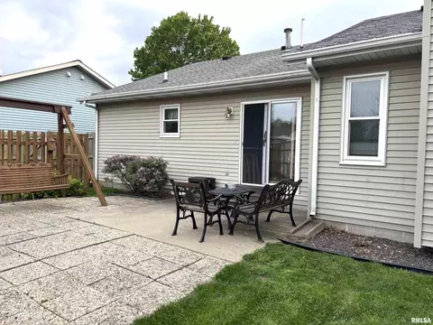 Exterior - 2613 Stratford Dr, Springfield, IL 62704 photo 5 of 9