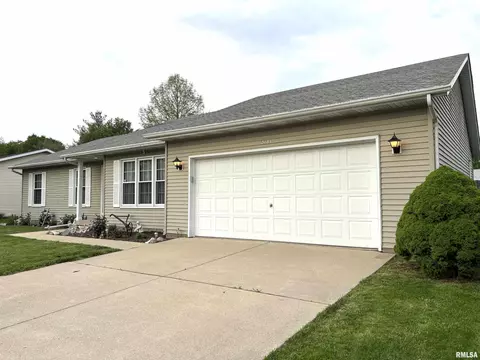 Exterior - 2613 Stratford Dr, Springfield, IL 62704 photo 3 of 9