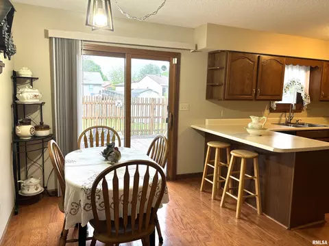 Dining - 2613 Stratford Dr, Springfield, IL 62704 photo 4 of 4