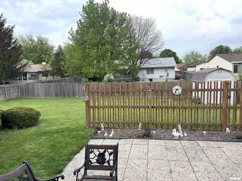 Exterior - 2613 Stratford Dr, Springfield, IL 62704 photo 6 of 9