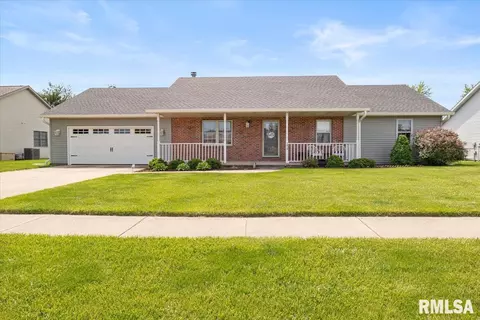 1010 Oakbrook Ave, Chatham, IL 62629
