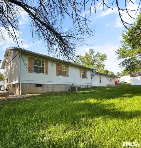 Exterior - 209 W Perkins St, Payson, IL 62360 photo 2 of 4