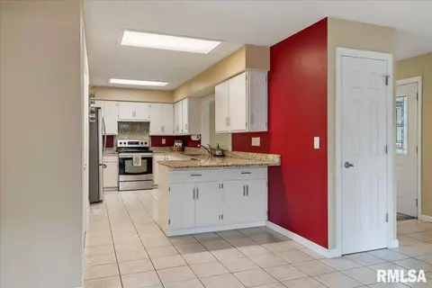 1 Oakwood Dr, Springfield, IL 62711 photo 8