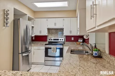 1 Oakwood Dr, Springfield, IL 62711 photo 9