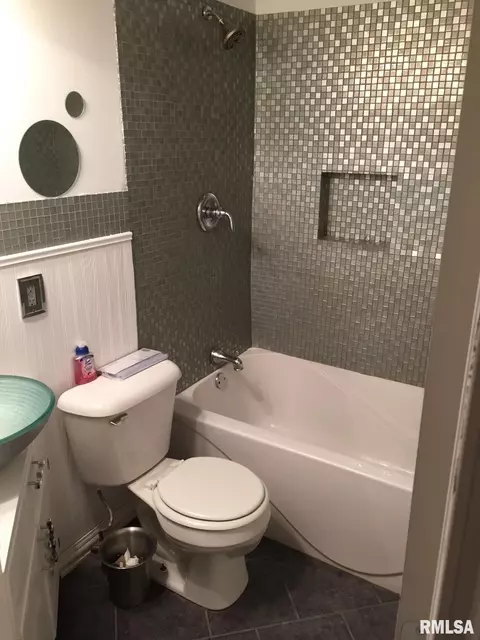 Bath - 2118 E Buchanan St, Springfield, IL 62703 photo 1 of 2