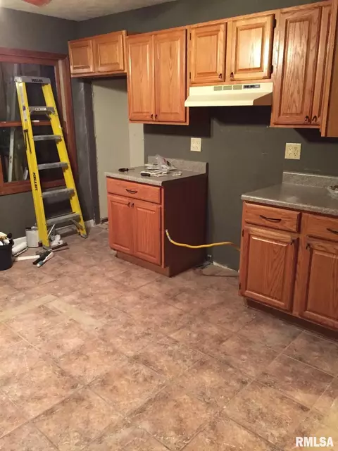 Kitchen - 2118 E Buchanan St, Springfield, IL 62703 photo 2 of 2