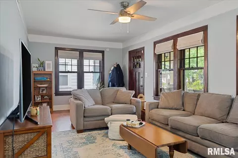 Living - 925 S Walnut St, Springfield, IL 62704 photo 2 of 3