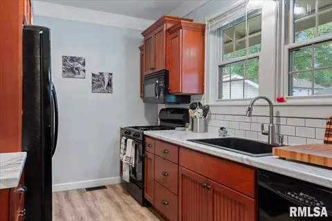 Kitchen - 925 S Walnut St, Springfield, IL 62704 photo 2 of 4