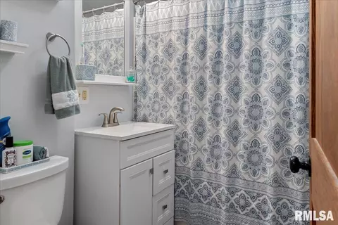 Bath - 925 S Walnut St, Springfield, IL 62704 photo 1 of 1